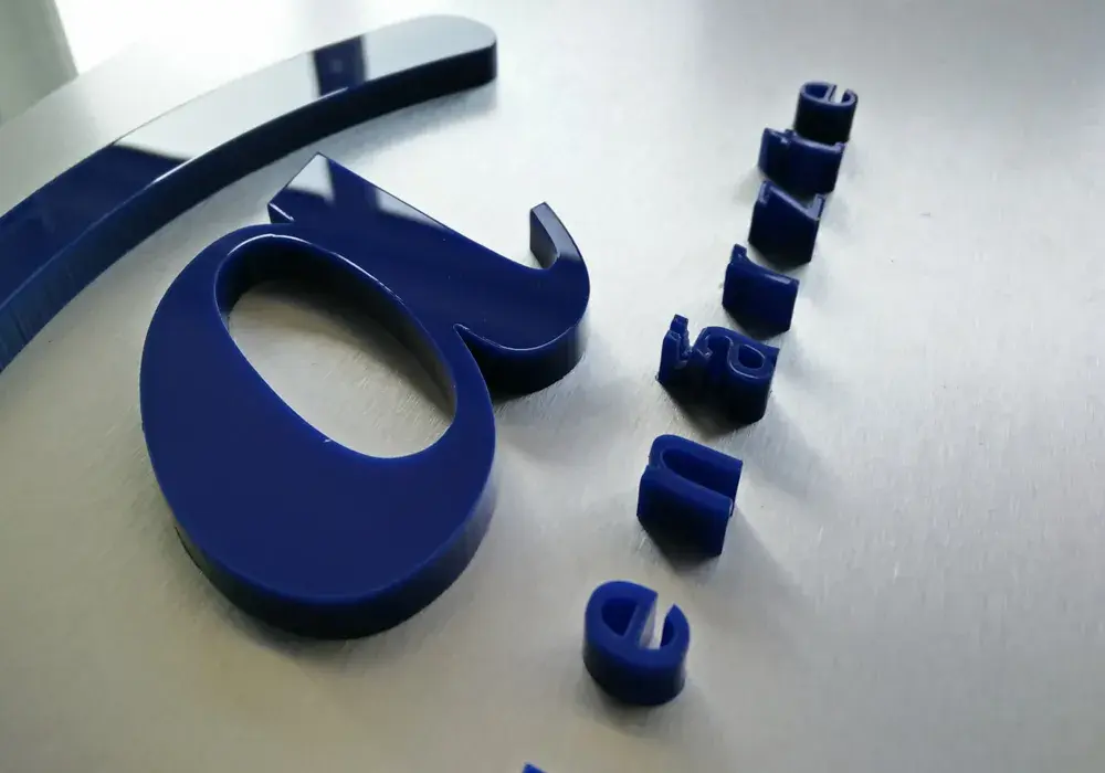  Gelaserte 3D Schriften aus 8mm Acryl auf Aluverbundtafel aufgeklebt