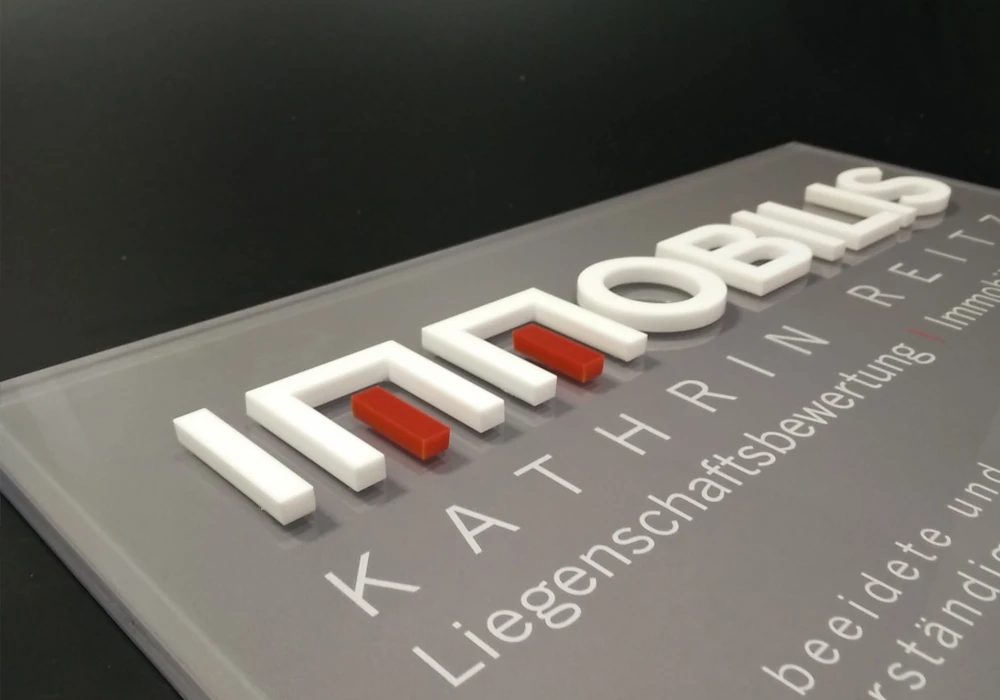 3D Schriften auf Acryltafel aufgeklebt