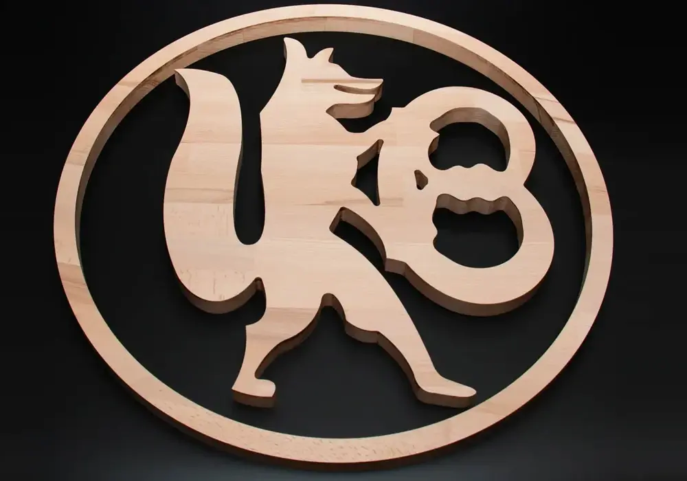 Logos aus Holz gefräst und geölt