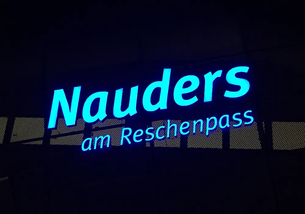 Beleuchtete Einzel LED Schriften mit blauer Folierung