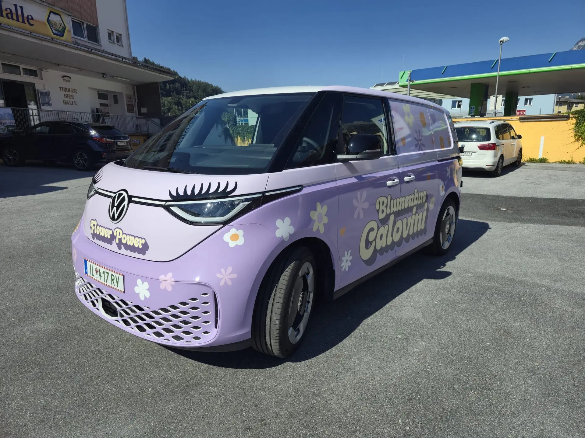 Foliertes Firmenfahrzeug als Beispiel für Fahrzeugwerbung