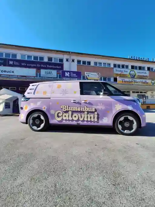 Transportwagen vollbeklebt Blumen Calovini Innsbruck