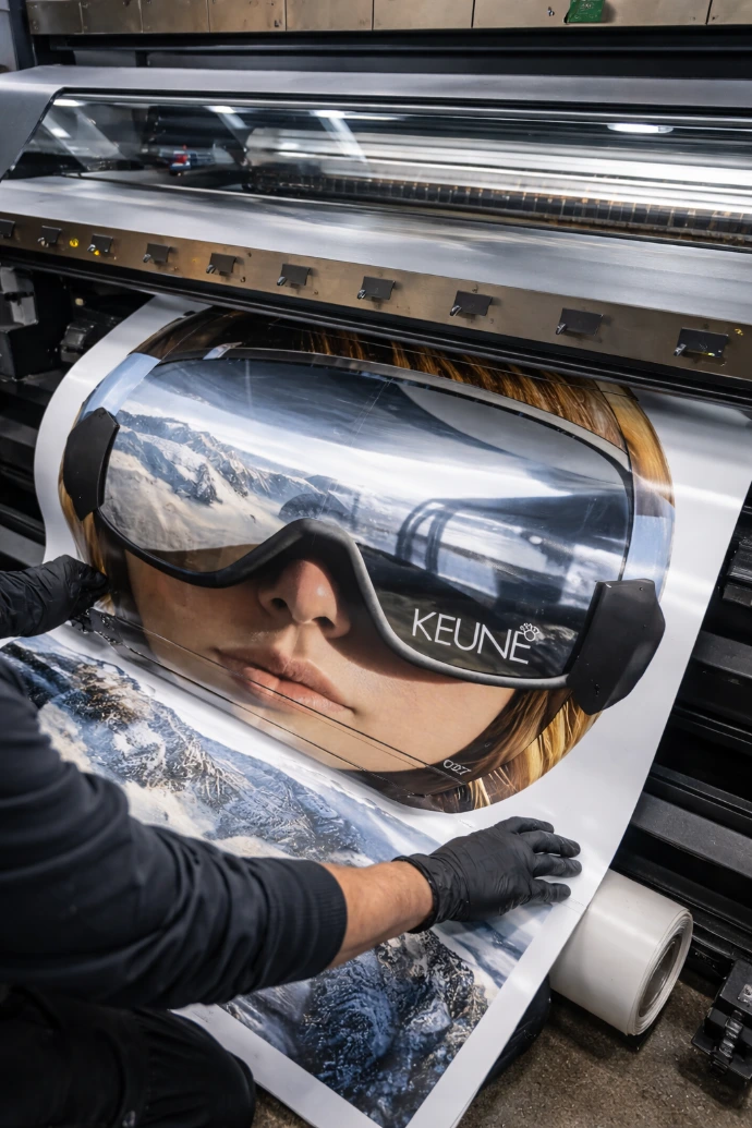 Produktion der Gondelfolie im hochauflösenden Digitaldruckverfahren. Die Spezialfolie wird mit brillanten Farben und hoher UV-Beständigkeit für den Einsatz in Tirol gefertigt.