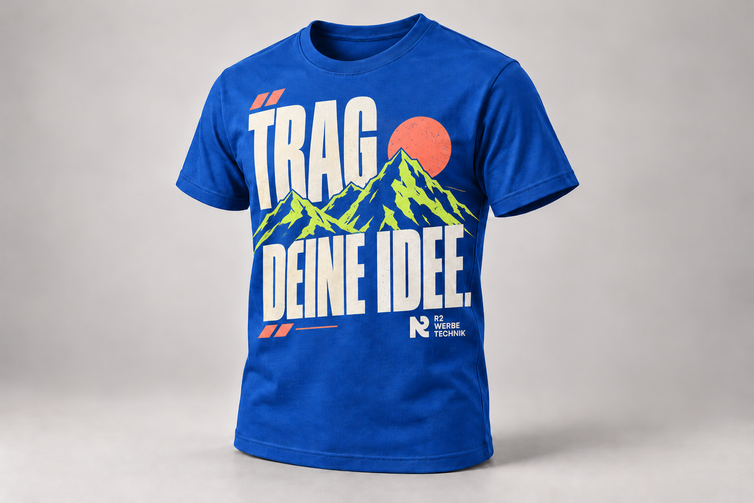 Blaues T-Shirt mit großem mehrfarbigem Frontdruck – Gestaltungsbeispiel